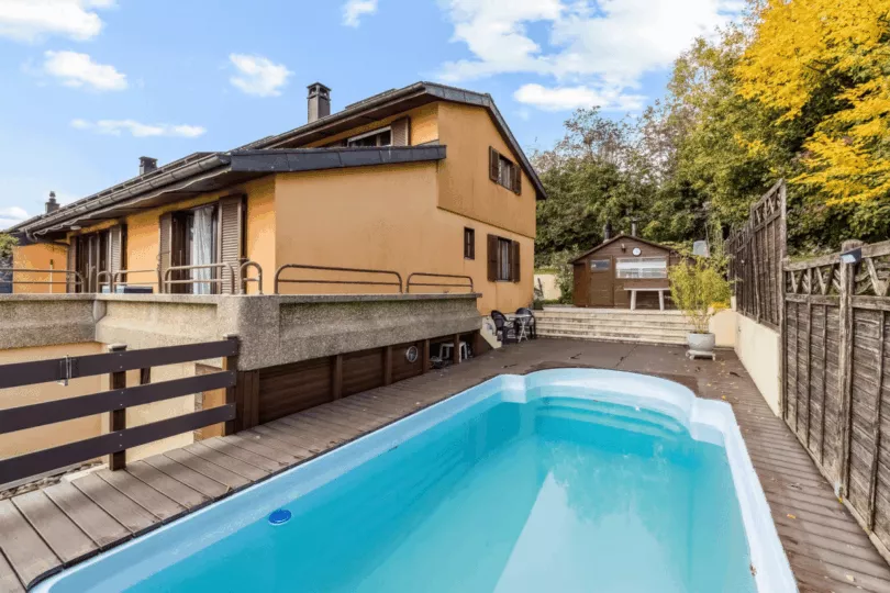 Orbe – Maison mitoyenne de 5.5 pièces avec piscine